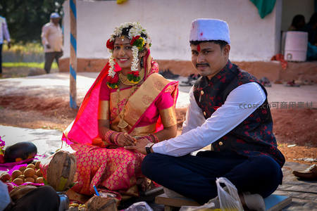 身着传统婚服的印度新人
