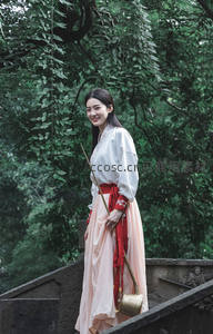 林间石阶上的汉服少女