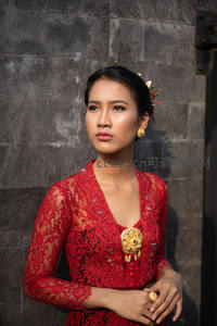 红衣女子身着传统服饰凝视远方