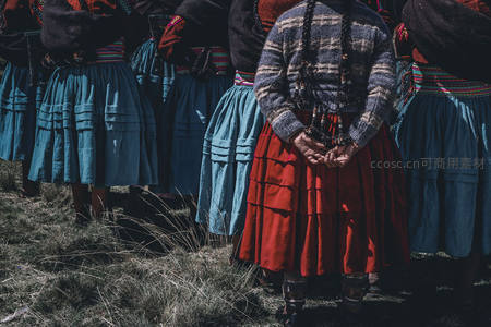 安第斯少女身着彩裙列队