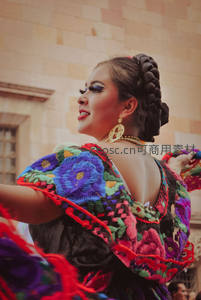 身着绚丽民族服饰的舞者侧影