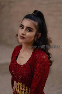 红裙女子优雅回眸微笑