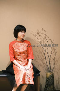 旗袍女子静坐枯枝旁沉思