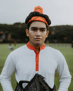 男子身着传统服饰，额头绘彩妆凝视镜头