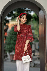 红裙女子拱门微笑