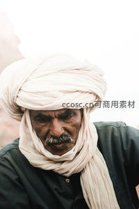 白头巾老者凝视远方