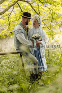 森林中身着民族服饰的情侣相拥