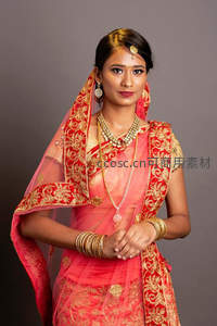 身着华丽纱丽的印度新娘优雅端庄
