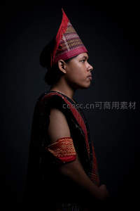 侧影中的民族传统服饰