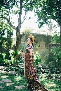 花园中回眸的盛装女子