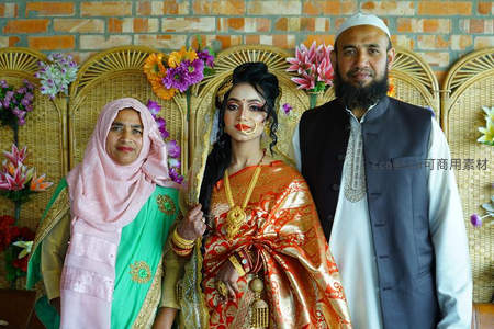 婚礼合影，新人与家人共享喜悦时刻