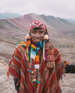 山巅微笑的彩色民族服饰男子