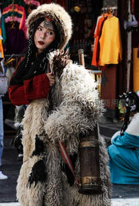 街头身披羊毛斗篷的古风女子