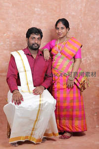 身着传统服饰的温馨夫妻合影