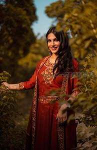 红衣女子林间微笑，阳光洒落如画