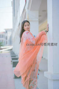 橙纱飘逸街角，少女回眸浅笑