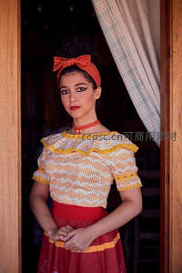 复古风格女子窗边优雅凝视