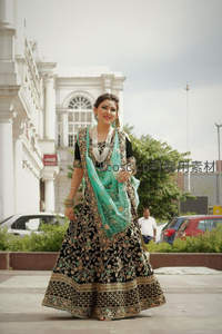 印度传统礼服街头漫步