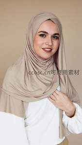 温柔微笑的米色头巾女子