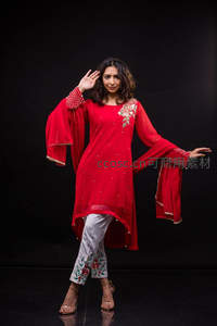 红裙女子优雅摆姿展东方神韵