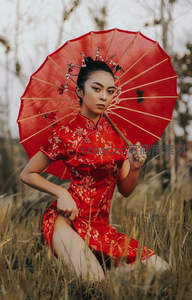 红伞旗袍女郎田野写真如画