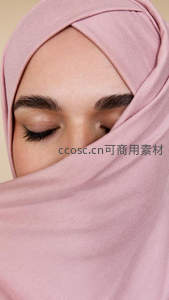 粉色头巾下的宁静女性特写