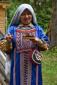 传统服饰老妇展示手工点心