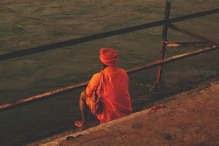 橙袍僧侣静坐河畔沉思冥想
