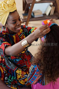 非洲母亲为女儿精心编发梳妆