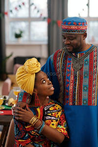 非洲情侣相拥共享温馨时刻