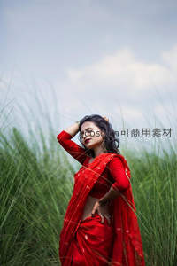 红纱丽少女田野写真