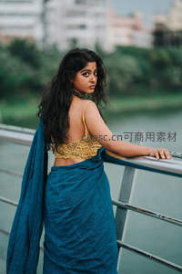 蓝纱丽女子桥畔回眸