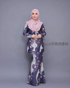 粉色头巾搭配印花长裙优雅女性