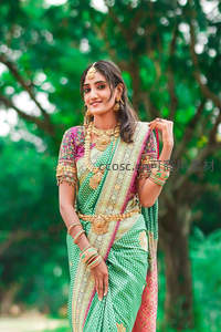 绿金纱丽盛装印度新娘微笑