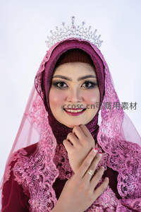 粉紫蕾丝头纱新娘戴皇冠微笑凝视