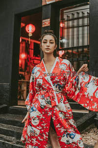 红灯笼下穿和服的优雅女子