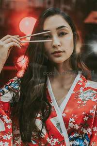 手持筷子凝视镜头的和服美人