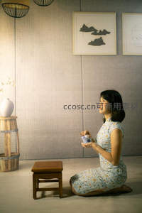茶室中静坐品茗的旗袍女子
