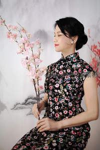 花影旗袍女子闭目沉思