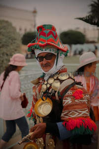 异域街头艺人华丽装扮