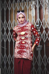 现代穆斯林女性身着红色蜡染长袍的优雅姿态