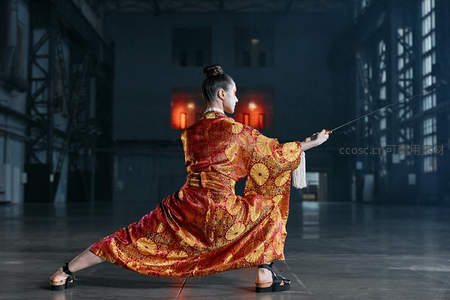 和服女子工业风空间舞剑