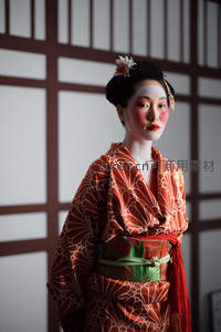 和风美人，红衣白面映格窗