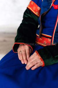 蓝绿相间，传统服饰手部特写