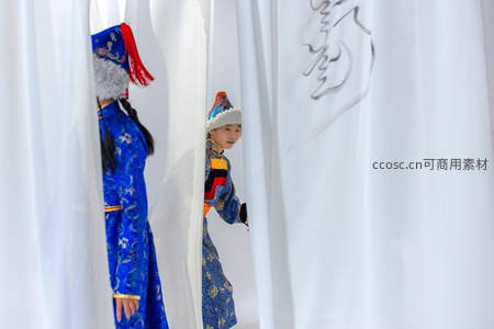 白纱帘后，童趣探头现民族风采