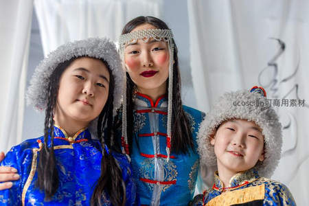 三代同堂，蒙古族服饰温情合影