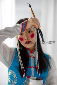 蓝衣女子执笔凝思，古韵妆容映珠帘