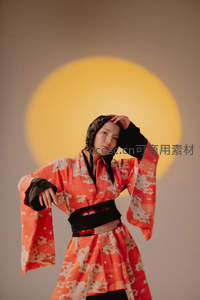 和服少女与金色圆月