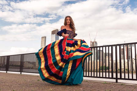 都市河畔彩裙飞扬的时尚女性