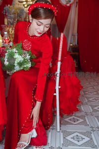 红色传统礼服中的新娘微笑